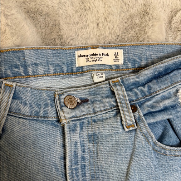 Abercrombie & Fitch The 90’s Curve Love Ultra High Rise Jean - Picture 2 of 3
